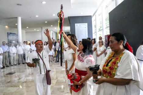Encabezados por la magistrada presidenta Rosalba Hernández, los nuevos integrantes del Poder Judicial de Veracruz, junto con diputados locales, participaron en una ceremonia de purificación realizada en el patio de esta institución.