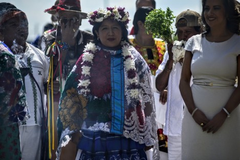 Encabezados por la magistrada presidenta Rosalba Hernández, los nuevos integrantes del Poder Judicial de Veracruz, junto con diputados locales, participaron en una ceremonia de purificación realizada en el patio de esta institución.