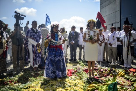 Encabezados por la magistrada presidenta Rosalba Hernández, los nuevos integrantes del Poder Judicial de Veracruz, junto con diputados locales, participaron en una ceremonia de purificación realizada en el patio de esta institución.