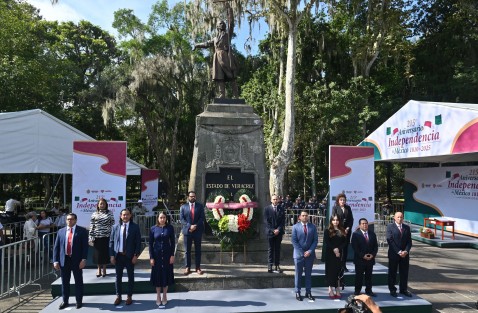 El titular de SEFIPLAN Miguel Santiago Reyes en compañía del personal de la dependencia montaron guardia de honor ante el monumento a Miguel Hidalgo y Costilla, en Los Berros.