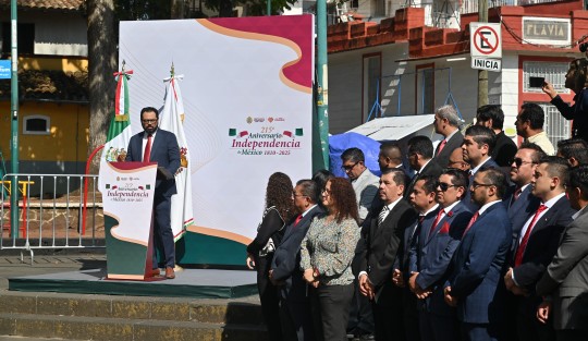 El titular de SEFIPLAN Miguel Santiago Reyes en compañía del personal de la dependencia montaron guardia de honor ante el monumento a Miguel Hidalgo y Costilla, en Los Berros.