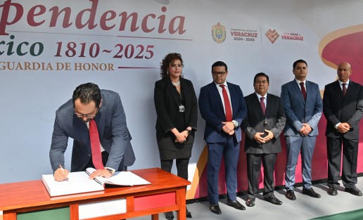 El titular de SEFIPLAN Miguel Santiago Reyes en compañía del personal de la dependencia montaron guardia de honor ante el monumento a Miguel Hidalgo y Costilla, en Los Berros.