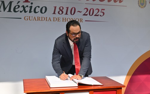 El titular de SEFIPLAN Miguel Santiago Reyes en compañía del personal de la dependencia montaron guardia de honor ante el monumento a Miguel Hidalgo y Costilla, en Los Berros.