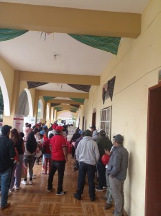 Habitantes de las localidades de Xoquitla y Barrio Guadalupe de este municipio, tomaron este martes el palacio municipal para exigir al alcalde José Arturo Morales Rosales cumpla con las obras que les prometió cuando andaba en campaña proselitista.