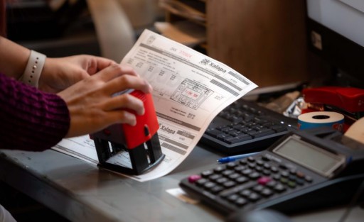 El próximo 30 de septiembre se vence el plazo para recibir descuentos de hasta 85 por ciento en los recargos y multas del Predial, Limpia Pública y el Refrendo de actividades comerciales, por lo que el Ayuntamiento invita a la población y comerciantes a acercarse a las cajas instaladas en Palacio Municipal y cumplir con sus contribuciones.