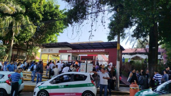 Padres de familia de la Escuela Telesecundaria José Vasconcelos de la localidad Tenejapa del municipio de Tepatlaxco, tomaron las instalaciones de la Secretaría de Educación de Veracruz debido a que desde el ciclo pasado no cuentan con cuatro docentes para los tres grados.
