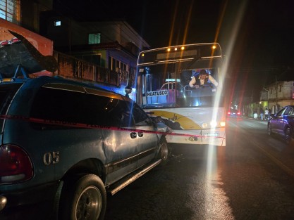 La noche de este martes se registró un accidente vehicular sobre la carretera federal Fortín–Huatusco, a la altura de la localidad de Monte Blanco, donde un Chocotobús y una camioneta Voyager colisionaron de frente, dejando un saldo de dieciséis personas lesionadas.


