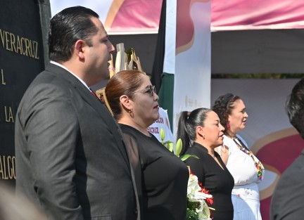 En camioneta de lujo,  guaruras y asesores la secretaria de Educación de Veracruz Claudia Tello espinosa arribo a la guardia de honor en el parque los berros, donde reitero que no se deben de cobrar las inscripciones a las escuelas públicas.
