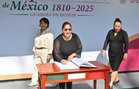 En camioneta de lujo,  guaruras y asesores la secretaria de Educación de Veracruz Claudia Tello espinosa arribo a la guardia de honor en el parque los berros, donde reitero que no se deben de cobrar las inscripciones a las escuelas públicas.
