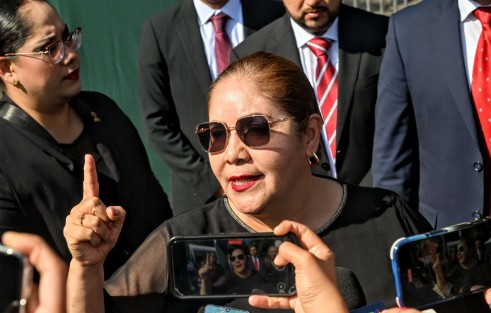En camioneta de lujo,  guaruras y asesores la secretaria de Educación de Veracruz Claudia Tello espinosa arribo a la guardia de honor en el parque los berros, donde reitero que no se deben de cobrar las inscripciones a las escuelas públicas.
