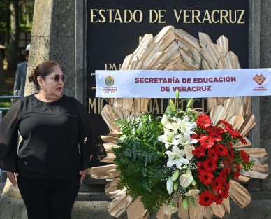 En camioneta de lujo,  guaruras y asesores la secretaria de Educación de Veracruz Claudia Tello espinosa arribo a la guardia de honor en el parque los berros, donde reitero que no se deben de cobrar las inscripciones a las escuelas públicas.
