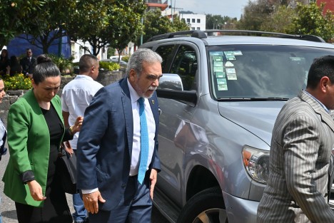 Con dispositivo de seguridad y sin querer dar entrevistas el rector Martín Aguilar llegó al parque Los Berros para encabezar la guardia de honor de la Universidad Veracruzana ante el monumento a Miguel Hidalgo.
