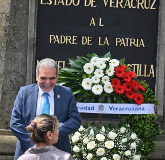 Con dispositivo de seguridad y sin querer dar entrevistas el rector Martín Aguilar llegó al parque Los Berros para encabezar la guardia de honor de la Universidad Veracruzana ante el monumento a Miguel Hidalgo.
