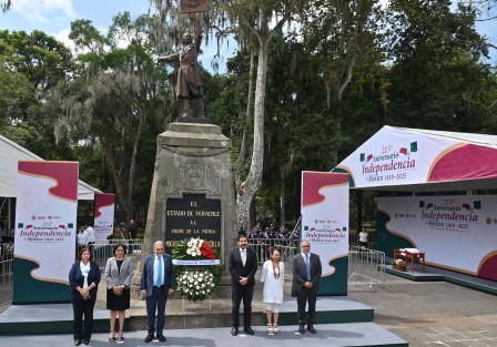 Con dispositivo de seguridad y sin querer dar entrevistas el rector Martín Aguilar llegó al parque Los Berros para encabezar la guardia de honor de la Universidad Veracruzana ante el monumento a Miguel Hidalgo.
