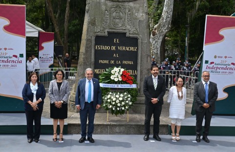 Con dispositivo de seguridad y sin querer dar entrevistas el rector Martín Aguilar llegó al parque Los Berros para encabezar la guardia de honor de la Universidad Veracruzana ante el monumento a Miguel Hidalgo.
