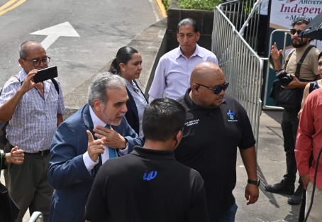 Con dispositivo de seguridad y sin querer dar entrevistas el rector Martín Aguilar llegó al parque Los Berros para encabezar la guardia de honor de la Universidad Veracruzana ante el monumento a Miguel Hidalgo.
