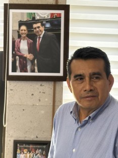 Debido a los recientes casos sobre apropiación, sin autorización o consentimiento, de diseños creados y elaborados por personas de pueblos originarios y con la finalidad de proteger la propiedad intelectual de estos productos, el presidente de la Junta de Coordinación Política (Jucopo) del Congreso del Estado, diputado Esteban Bautista Hernández, resaltó la viabilidad de analizar el tema para proponer las medidas correspondientes.