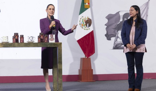 La presidenta Claudia Sheinbaum, acompañada por María Luisa Albores, titular de la Secretaría de Alimentación para el Bienestar, presentó el nuevo producto Café Bienestar, el cual estará disponible en tres presentaciones.