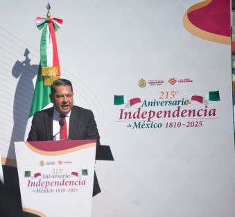 El titular de la Secretaría de Trabajo y Previsión Social y Productividad, Luis Arturo Santiago, encabezó la guardia de honor ante el monumento de Miguel Hidalgo y Costilla, en el parque Los Berros.