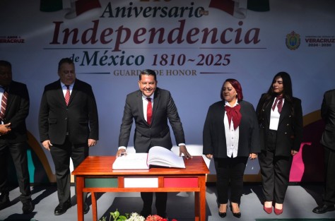 El titular de la Secretaría de Trabajo y Previsión Social y Productividad, Luis Arturo Santiago, encabezó la guardia de honor ante el monumento de Miguel Hidalgo y Costilla, en el parque Los Berros.