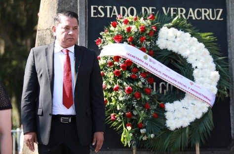 El titular de la Secretaría de Trabajo y Previsión Social y Productividad, Luis Arturo Santiago, encabezó la guardia de honor ante el monumento de Miguel Hidalgo y Costilla, en el parque Los Berros.