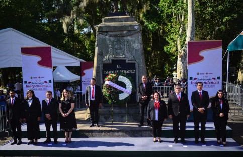 El titular de la Secretaría de Trabajo y Previsión Social y Productividad, Luis Arturo Santiago, encabezó la guardia de honor ante el monumento de Miguel Hidalgo y Costilla, en el parque Los Berros.