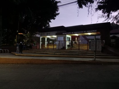 Un reducido grupo de maestros del Jardín de Niños Margarita Morán Véliz, con clave 30EJN1541B, de la ciudad de Coatzacoalcos, tomaron las oficinas centrales de la Secretaría de Educación de Veracruz (SEV) para exigir se concluya la investigación que se sigue en ese plantel escolar, por diversas denuncias que se han hecho por problemas intersindicales.

