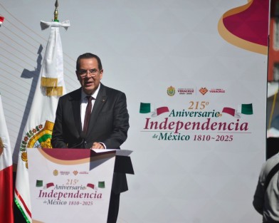 El titular de SEDECOP, Ernesto Pérez Astorga, y colaboradores rindieron guardia de honor al Padre de la Patria, Miguel Hidalgo, ante su monumento en el parque Los Berros.