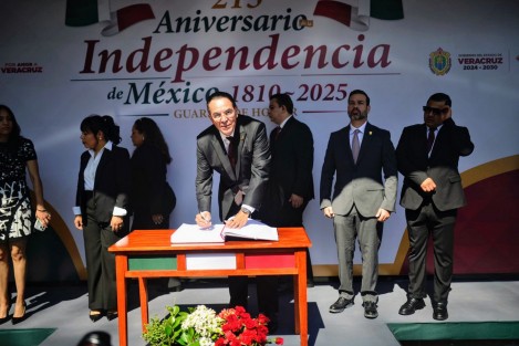 El titular de SEDECOP, Ernesto Pérez Astorga, y colaboradores rindieron guardia de honor al Padre de la Patria, Miguel Hidalgo, ante su monumento en el parque Los Berros.