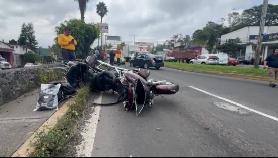 La tarde de este jueves se registró un accidente vial sobre el bulevar Banderilla-Xalapa, a la altura del cruce para entrar al pueblo de Banderilla. El percance involucró una motocicleta y un automóvil particular.


