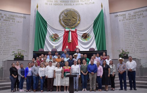 Para que los procesos de entrega-recepción en los municipios que conforman el Distrito VI de Papantla y de la región transcurran con orden y gobernanza, la diputada local Miriam García Guzmán realizó, con el apoyo de la Secretaría de Fiscalización del Congreso, una jornada de capacitación en la materia con la finalidad de dar a las y los servidores públicos las herramientas jurídicas necesarias para hacer el procedimiento conforme a derecho.