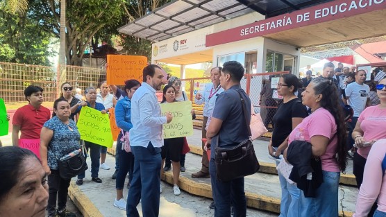 Padres del COBAEV 62 se manifiestan por falta de baños y personal de intendencia