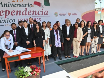 Diputados locales rindieron guardia de honor ante el monumento de Miguel Hidalgo este viernes 05 de septiembre.