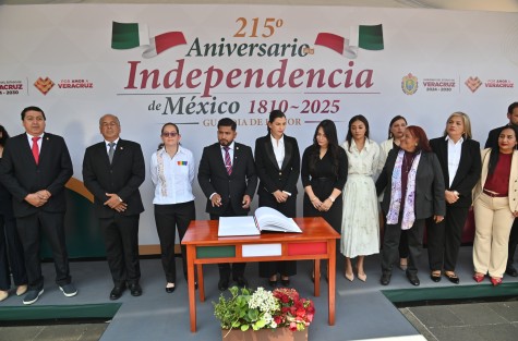 Diputados locales rindieron guardia de honor ante el monumento de Miguel Hidalgo este viernes 05 de septiembre.
