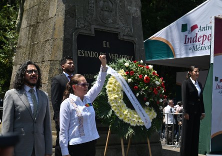 Diputados locales rindieron guardia de honor ante el monumento de Miguel Hidalgo este viernes 05 de septiembre.