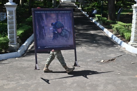 Elementos del ejercito pertenecientes a 26 zona militar de Veracruz rindieron guardia de honor ante el monumento de Miguel Hidalgo.