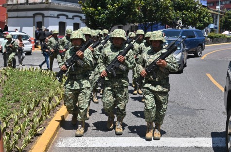 Elementos del ejercito pertenecientes a 26 zona militar de Veracruz rindieron guardia de honor ante el monumento de Miguel Hidalgo.
