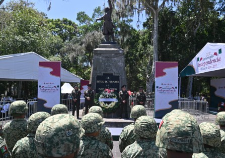 Elementos del ejercito pertenecientes a 26 zona militar de Veracruz rindieron guardia de honor ante el monumento de Miguel Hidalgo.