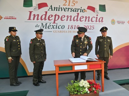 Elementos del ejercito pertenecientes a 26 zona militar de Veracruz rindieron guardia de honor ante el monumento de Miguel Hidalgo.