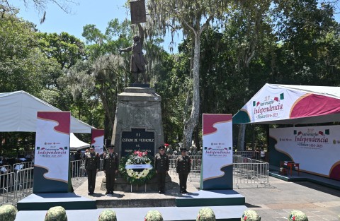 Elementos del ejercito pertenecientes a 26 zona militar de Veracruz rindieron guardia de honor ante el monumento de Miguel Hidalgo.