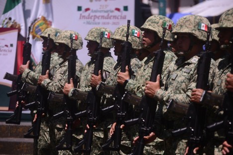 La mañana de este viernes, personal de la 26ª Zona Militar llevó a cabo la Guardia de Honor en el Monumento al Padre de la Patria, Miguel Hidalgo y Costilla, en el marco de las actividades conmemorativas por el 215 aniversario del inicio de la Independencia de México.