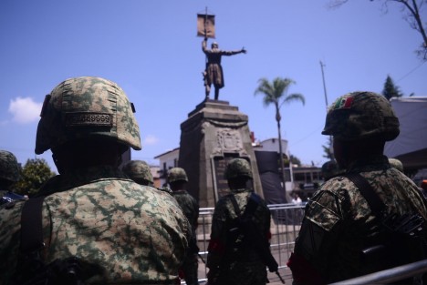 La mañana de este viernes, personal de la 26ª Zona Militar llevó a cabo la Guardia de Honor en el Monumento al Padre de la Patria, Miguel Hidalgo y Costilla, en el marco de las actividades conmemorativas por el 215 aniversario del inicio de la Independencia de México.