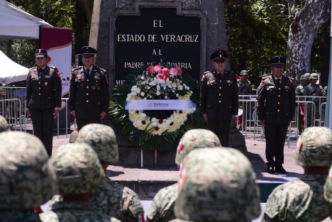 La mañana de este viernes, personal de la 26ª Zona Militar llevó a cabo la Guardia de Honor en el Monumento al Padre de la Patria, Miguel Hidalgo y Costilla, en el marco de las actividades conmemorativas por el 215 aniversario del inicio de la Independencia de México.