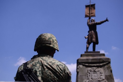 La mañana de este viernes, personal de la 26ª Zona Militar llevó a cabo la Guardia de Honor en el Monumento al Padre de la Patria, Miguel Hidalgo y Costilla, en el marco de las actividades conmemorativas por el 215 aniversario del inicio de la Independencia de México.