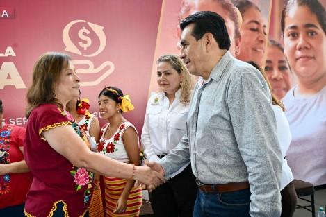  El presidente de la Junta de Coordinación Política de la LXVII Legislatura del estado, diputado Esteban Bautista Hernández, y la presidenta de la Mesa Directiva, diputada Naomi Edith Gómez Santos, atestiguaron la entrega del programa Apoyo a la Palabra-Plan México que realizó la gobernadora de Veracruz, Rocío Nahle García, este día en la cabecera municipal de Tatahuicapan de Juárez.
 
