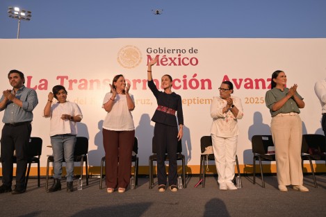 En su gira nacional de rendición de cuentas, la jefa del ejecutivo federal Claudia Sheinbaum Pardo también reconoció el trabajo de Rocío Nahle “gracias a una mujer incansable, trabajadora, con mucho amor a Veracruz, a su Gobernadora, compañera de lucha, de muchas, una extraordinaria mujer que está al frente de este grandioso estado”.