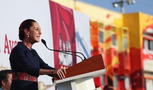 Desde Veracruz, la Presidenta Claudia Sheinbaum Pardo, destacó que entre las acciones prioritarias para esta entidad se encuentra la recuperación de la industria petroquímica de Petróleos Mexicanos (Pemex) y por ello, junto al gobierno del estado, se construye el proyecto Escolín de Poza Rica para la producción de fertilizantes.

