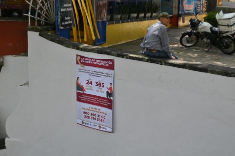 Después de que el fin de semana un joven de 17 años perdiera la vida en el recién nombrado barrio mágico de Xallitic, en la ciudad de Xalapa, se reforzó la seguridad por parte de la policía municipal.

Algunas personas colocaron cartulinas y letreros con números de contacto para brindar apoyo y motivar a quienes lo necesiten a buscar ayuda antes de tomar una decisión equivocada.

#SeptiembreMesDeLaPrevenciónDelSuicidio ????