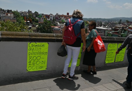 Después de que el fin de semana un joven de 17 años perdiera la vida en el recién nombrado barrio mágico de Xallitic, en la ciudad de Xalapa, se reforzó la seguridad por parte de la policía municipal.

Algunas personas colocaron cartulinas y letreros con números de contacto para brindar apoyo y motivar a quienes lo necesiten a buscar ayuda antes de tomar una decisión equivocada.

#SeptiembreMesDeLaPrevenciónDelSuicidio ????
