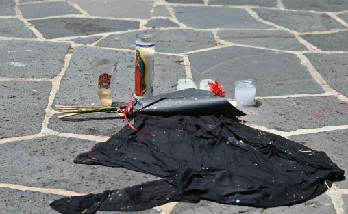 Después de que el fin de semana un joven de 17 años perdiera la vida en el recién nombrado barrio mágico de Xallitic, en la ciudad de Xalapa, se reforzó la seguridad por parte de la policía municipal.

Algunas personas colocaron cartulinas y letreros con números de contacto para brindar apoyo y motivar a quienes lo necesiten a buscar ayuda antes de tomar una decisión equivocada.

#SeptiembreMesDeLaPrevenciónDelSuicidio ????